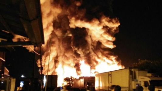 Al menos 15 dotaciones de bomberos combaten un incendio en una fábrica de aerosoles en Garín