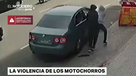 Video: Motochorros aplican la técnica "bombazo" a dos corredores de seguro