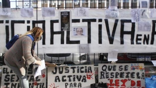 Reclamo de Justicia: víctima de abuso sexual pegó en Tribunales dibujos hechos por niños abusados