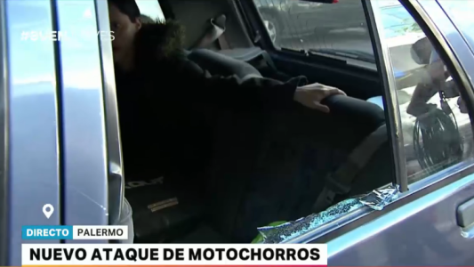Motochorros atacaron el auto de una familia