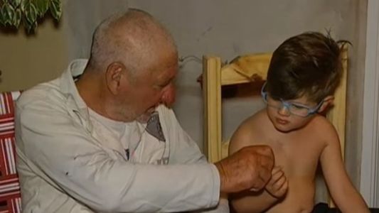 La historia del nene con cáncer que "adoptó" un abuelo que vivía en la calle