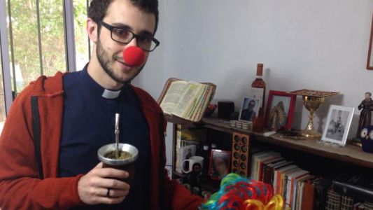 El joven sacerdote "paya cura" que es furor en Instagram