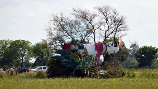 Cayó una avioneta y se incrustó en un árbol en Santa Fe: murió el piloto