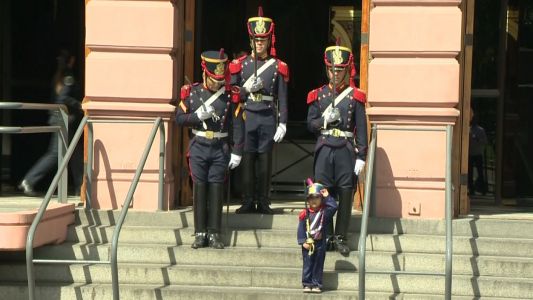 La historia detrás del “granaderito” que conmueve a los argentinos