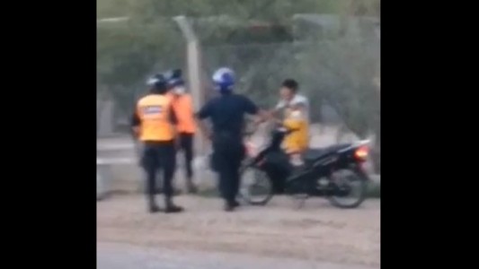 Video: la policía detuvo a un chico de 14 años que salió a cargar la garrafa fuera del horario de confinamiento