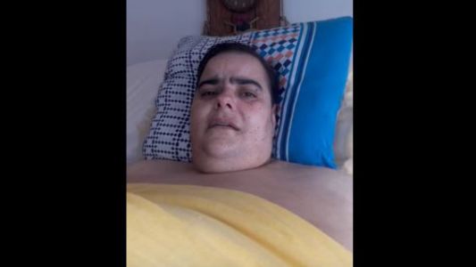 Una mujer obesa pide ayuda: necesita atención en un centro sanitario especializado