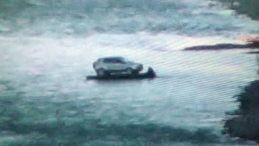 Intentaron contrabandear una camioneta desde Bolivia arriba de un gomón