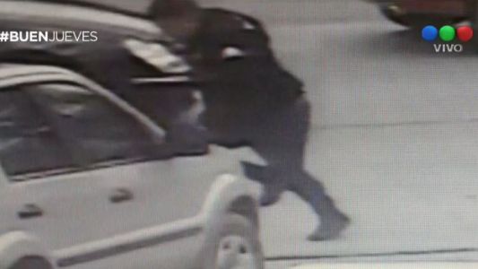 Huyeron con un cadáver en el auto