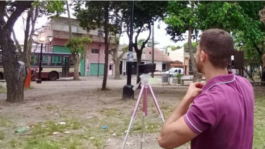 Denunciaron a un hombre que acosa a menores de edad y graba videos explicando cómo seducirlas