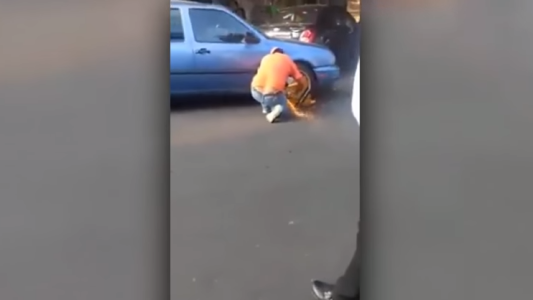 Video: le pusieron el cepo y lo sacó con una moladora