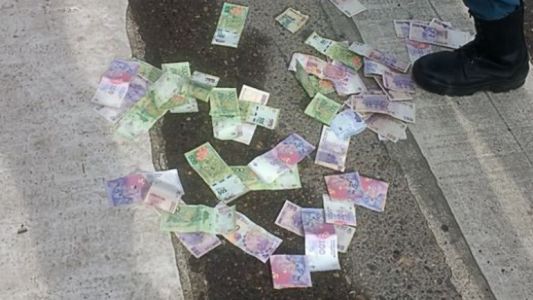 Detuvieron a un joven cuando tiraba billetes de 100 y 500 pesos en plena calle