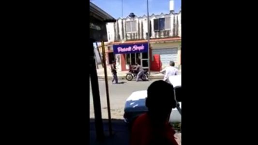 Video: Violento asalto a una carnicería termina con disparos en medio de la calle