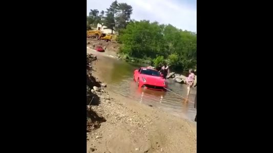 Tiene el auto más caro de la Argentina, sin patentar y se le ahoga en un vado cordobés