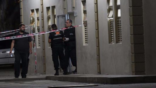 Hallaron muerto a un joven en el baño de una escuela a la que no concurría