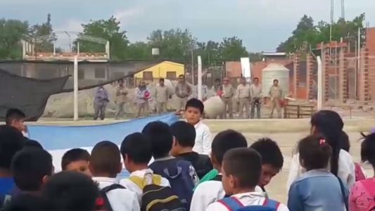 El conmovedor video de los albañiles que emocionaron a todos durante un acto escolar