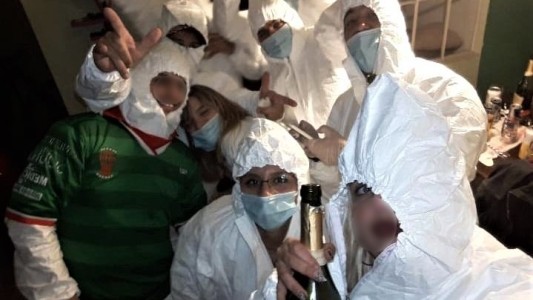 Video escándalo: armaron una fiesta clandestina y bailaron disfrazados con mamelucos sanitarios