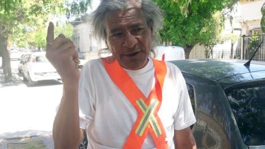El cuidador de coches al que le regalaron una campera con 4800 pesos escondidos y los devolvió