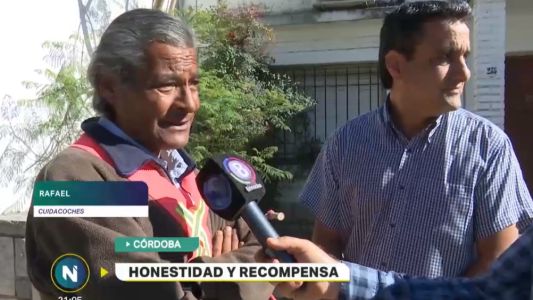 Un cuidacoches devolvió $4.800 que encontró en una campera que le regalaron