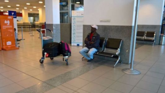 Un haitiano se quedó varado en el aeropuerto de Rosario por falta de dinero