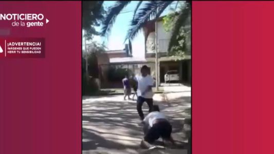 Una patada bestial: pelea entre estudiantes en Corrientes