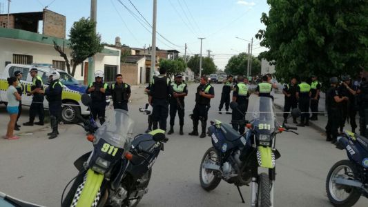 Quiso robarle la cartera pero la mujer era policía y lo mató