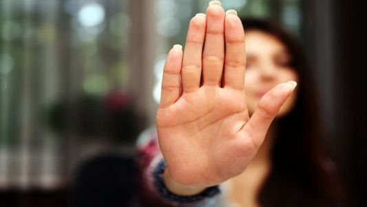Su expareja la llamó para que buscara a sus hijos, la golpeó y violó salvajemente