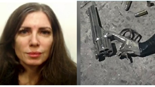 Mujer apareció muerta tras chocar: tenía un balazo en el pecho y hallaron un arma en la calle