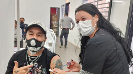 El "Mono" de Kapanga recibió la primera dosis contra el coronavirus: "Vengan a vacunarse, no sean cagones"