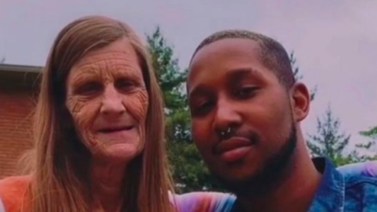 El joven de 23 años que tiene una novia de 60: son virales en TikTok