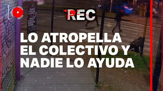Lo atropella un colectivo y nadie lo ayuda #REC