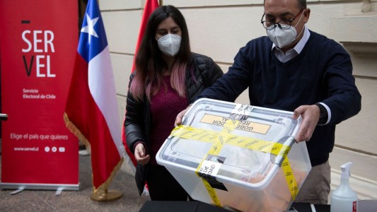 La tradicional centro-izquierda chilena gana la capital y gobernará 10 de las 16 regiones