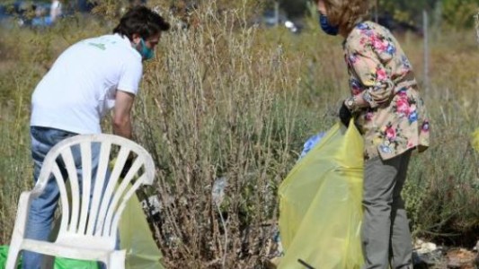 "Basuraleza": La reina Sofía participó como voluntaria en la recolección de basura