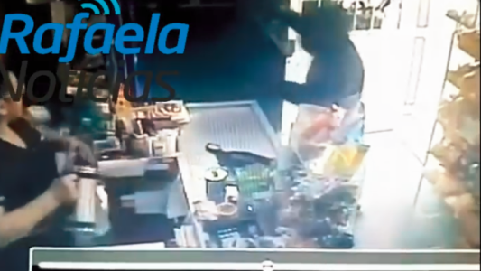 Video: una comerciante evitó un robo al tirarle agua caliente al delincuente
