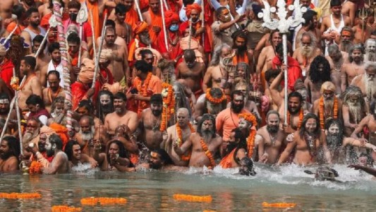 Un sagrado ritual hinduista, fuente de contagios de Covid-19 en la India