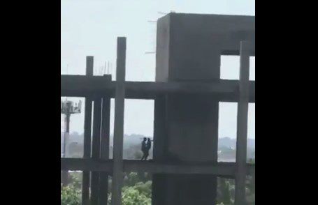Sexo en las alturas: sorprendieron a una pareja en una obra frente a los tribunales de Comodoro Py