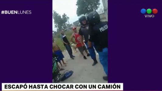 Lanús: escapó hasta chocar con un camión
