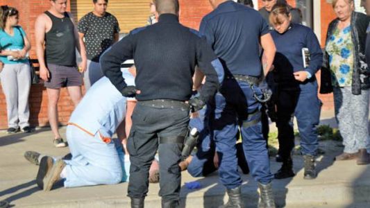 Un hombre murió de un infarto al intentar parar una pelea entre perros