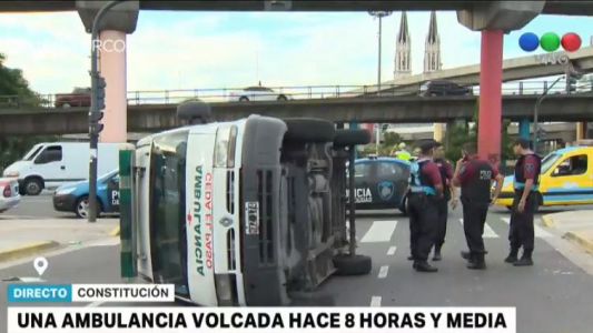 Una ambulancia chocó y volcó en 9 de Julio y San Juan