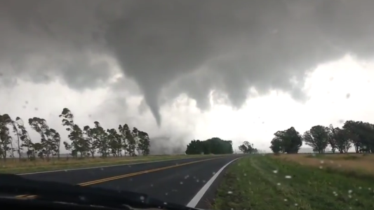 Video: un tornado hizo destrozos en Necochea