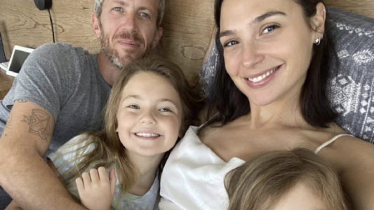 Gal Gadot presentó a su tercer hija con una dulce foto familiar