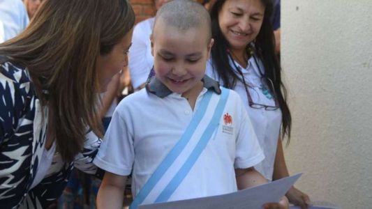 Sueño cumplido para un chico con cáncer: pudo jurar la bandera