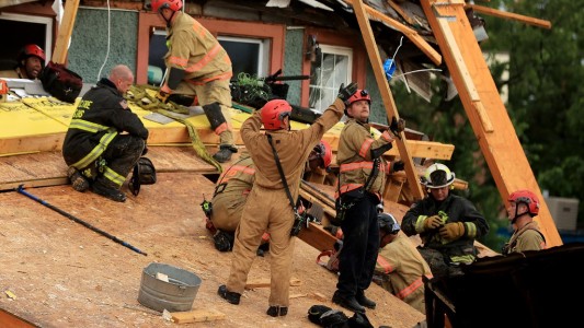 Otro derrumbe en Estados Unidos: colapsó un edificio en construcción en Washington
