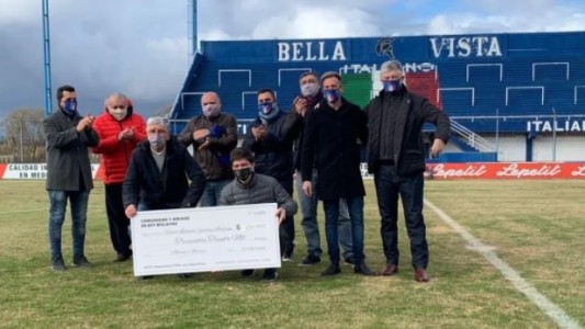 Tras una colecta en Estados Unidos, un joven de 17 años donó tests de Covid y materiales a un club de Ciudad Evita