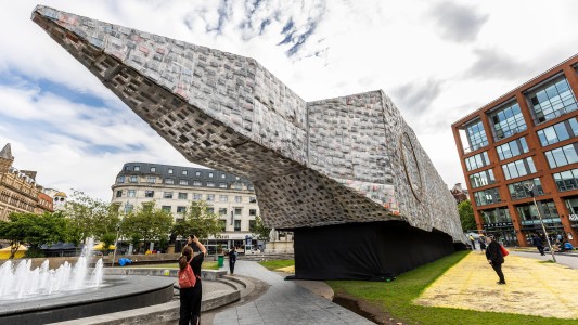 El Big Ben acostado de Marta Minujín: la artista presentó una obra hecha con 20 mil libros políticos