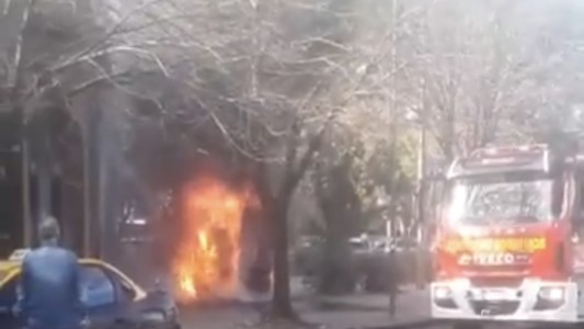 Susto en la puerta de un hospital: ardió una garita de venta de tarjetas de colectivo