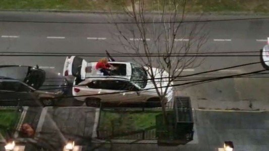 Liberaron a la mujer que destrozó un auto con un matafuego