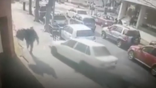 Le robaron el auto y escaparon por la vereda: ahora los delincuentes le piden dinero para devolvérselo