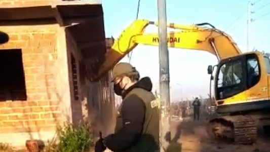 Por orden judicial, desalojaron un predio y derribaron con topadoras las viviendas