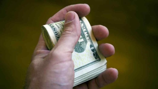 Escasas operaciones y suba del dólar "blue" en el inicio de las nuevas restricciones