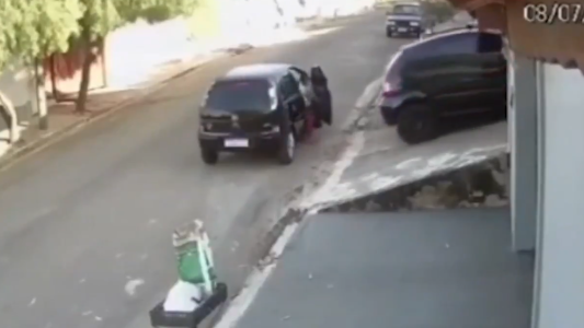 Cámaras de seguridad captaron un insólito y misterioso choque en Brasil